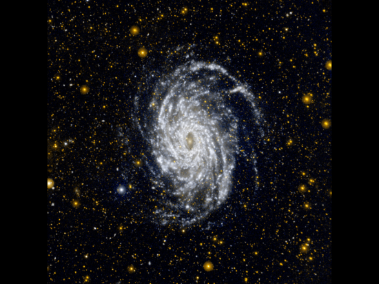 Galaxie NGC 6744 v souhvězdí Páva je od nás vzdálená asi 30 milionů světelných let. Jedná se o jednu z galaxií, která je velmi podobná našemu vlastnímu hvězdnému ostrovu Mléčné dráze nebo raději jen Galaxii s velkým G :) V horním rohu je vidět ještě menší satelitní galaxie NGC 6744A. Credit: NASA