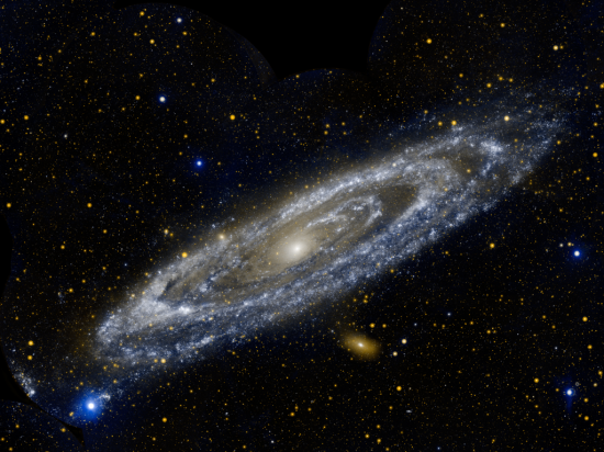 Náš favorit :) Nádherný snímek galaxie, kterou snad ani není nutné představovat. Ale pokud snad ano, jde samozřejmě o galaxii v Andromedě alias M31. Credit: NASA