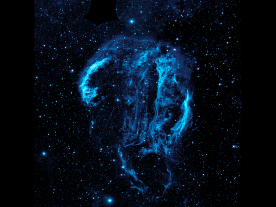 Ze světa galaxií do neméně krásného prostředí mlhovin. Na snímku vidíme Smyčku v Labuti co mlhovinu a pozůstatek po výbuchu supernovy. Credit: NASA