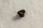 Jeden z prvních nalezených fragmentů meteoritu Chebarkul. Zdroj: Denis Panteleev, Wikipedia
