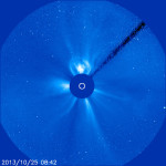 Okolí Slunce 25. října 2013 na snímku z družice SOHO. Credit: NASA, ESA