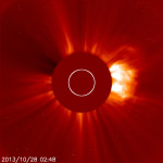 Erupce třídy X1 dne 28. října 2013 ve 3:03 našeho času. Credit: SOHO, NASA, ESA