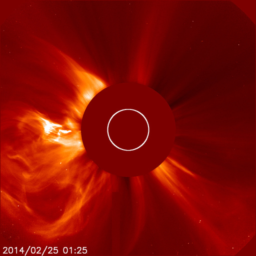 Erupce třídy X 25. února 2014.