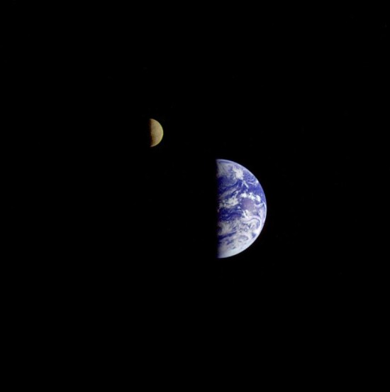 Takhle zachytila Zemi a Měsíc 16. prosince 1992 americká sonda Galileo ze vzdálenosti 6,2 milionů kilometrů.