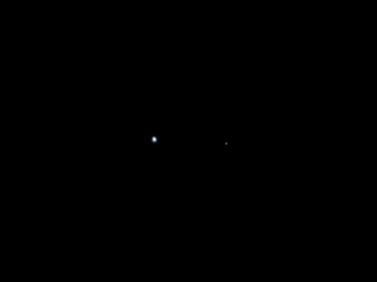 Výše zmíněná sonda Galileo se proslavila výzkumem Jupiteru. K němu nyní směřuje také sonda Juno, která 26. srpna 2011 pořídila tento snímek Země a Měsíce ze vzdálenosti 10 milionů kilometrů.