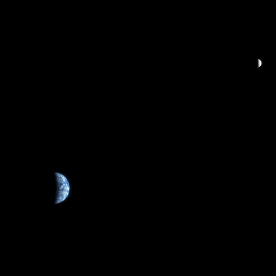 Země a Měsíc na snímku z přístroje HiRISE na sondě Mars Reconnaissance Orbiter (MRO). Fotografie byla pořízena z oběžné dráhy Marsu z 3. října 2007. Země byla tehdy 142 milionů km daleko. 