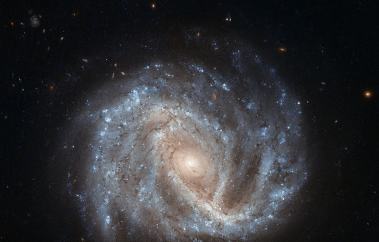 Spirální galaxie NGC 2441 v souhvězdí Žirafy. 