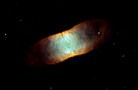 Planetární mlhovina IC 4406.  Důkazy ukazují, že IC 4406 je asi dutý válec a její čtveratý vzhled je výsledkem naší polohy, kdy se na válec díváme ze strany. 