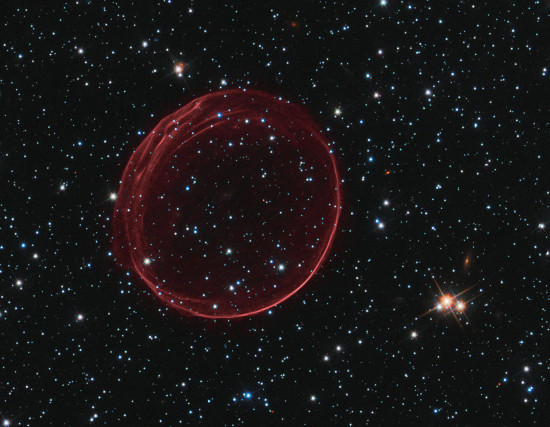 SNR 0509 je pozůstatkem po výbuchu supernovy v satelitní galaxii Velké Magellanovo mračno. 