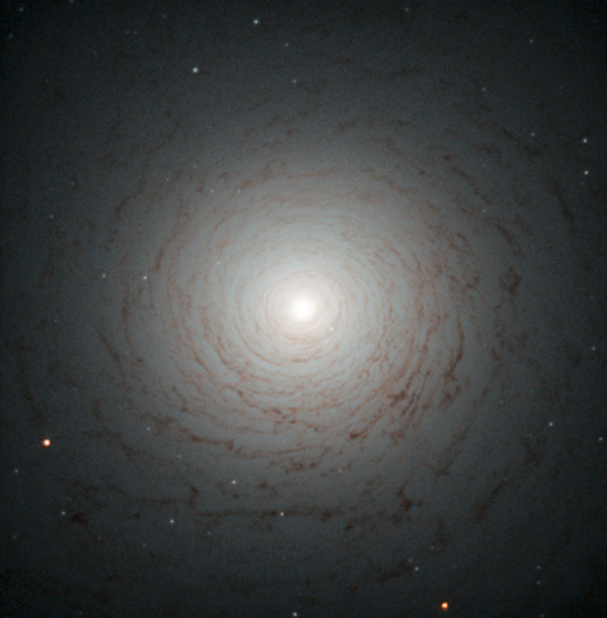 Vesmírný vír, čočkovitá galaxie NGC 524, která se nachází v souhvězdí Ryb ve vzdálenosti 90 světelných let od nás. 