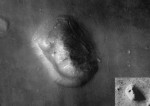 Slavná tvář na Marsu. Poprvé ji zachytil orbitální stupeň sondy Viking 1. Konspirace zcela nerozbily ani novější snímky (ten větší z přístroje HiRISE, menší vpravo z Vikingu) a to včetně těch z bočního pohledu. Tvář si zahrála i v jednom hollywoodském filmu. Credit: Wikipedia, NASA