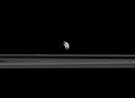 Enceladus, Tethys a prstence Saturnu. Snímek byl pořízen ze vzdálenosti 2,1 milionů km od Enceladu a 2,6 milionů km od Tethys.