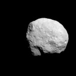 Měsíc Epimetheus má přibližně 116 km. Fotografi byla pořízena ze vzdálenosti asi 35 tisíc km.