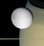 Dione před Saturnem