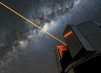 Ještě divnější, než jsme čekali. U hvězdy podobné Slunci pozorujeme další podivný objekt Laser na observatoři ESO - slouží ale pro adaptivní optiku (vyrušení vlivu atmosféry) a ne maskování před mimozemšťany. Credit: ESO/G. Hüdepohl