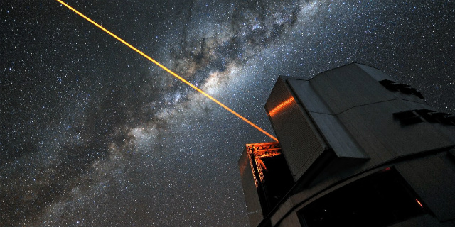 Laser na observatoři ESO - slouží ale pro adaptivní optiku (vyrušení vlivu atmosféry) a ne maskování před mimozemšťany. Credit: ESO/G. Hüdepohl