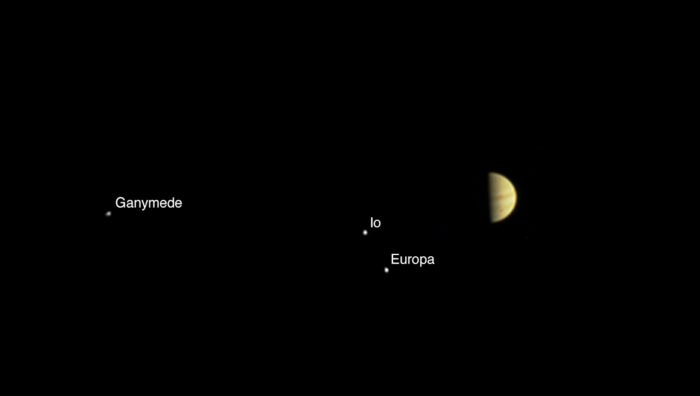 Jupiter a tři ze čtyř Galileových měsíců na snímku ze sondy Juno. Credit: NASA