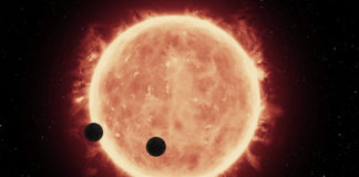 TRAPPIST-1: Hubble pozoroval dvojitý tranzit obyvatelných exoplanet Tranzit exoplanet TRAPPIST-1b a TRAPPIST-1c (kresba). Credit: NASA, ESA, and G. Bacon (STScI)