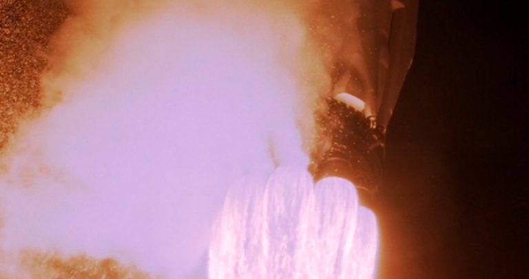 SpaceX zveřejnila úchvatné video ze startů a přistání Falconu 9