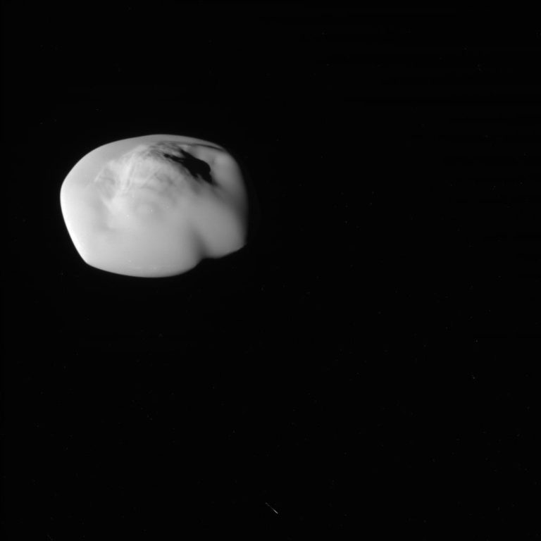Cassini vyfotila zvláštní Saturnův měsíc Atlas