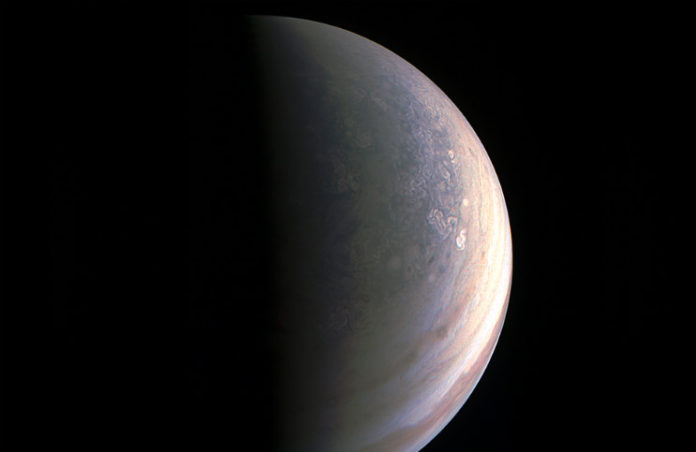 Jupiter na snímku ze sondy Juno. Credits: NASA/JPL-Caltech/SwRI/MSSS