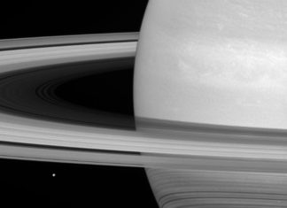 Další hvězda s obrovskými poklesy jasnosti. Vysvětlení je ale za rohem Saturn. Credit: NASA/JPL-Caltech/Space Science Institute