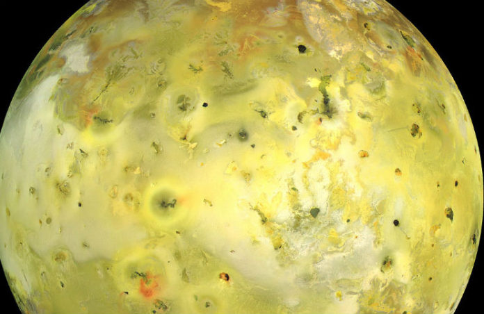 Měsíc Io na snímku ze sondy Galileo. Credit: NASA / JPL / University of Arizona