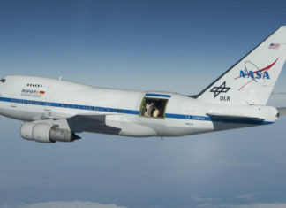 Epsilon Eridani: Létající astronomové zkoumali disk trosek u blízké hvězdy SOFIA, credit: NASA photo / Jim Ross