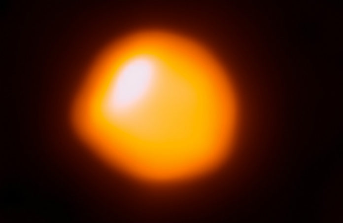 Betelgeuse na snímku z ALMA. Credit: ALMA (ESO/NAOJ/NRAO)/E. O’Gorman/P. Kervella