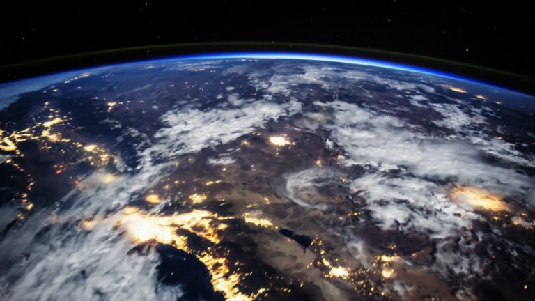 Měsíční svit a noční světla měst na novém fantastickém videu z ISS