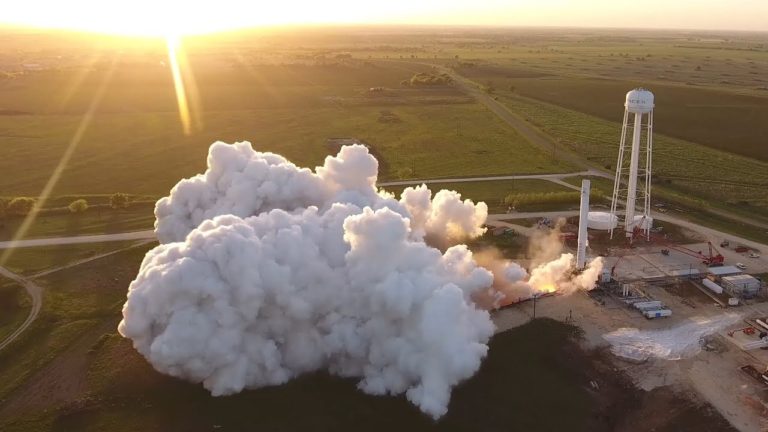 Tady se maká na dobytí Marsu: SpaceX na cool videu ukázala svou práci