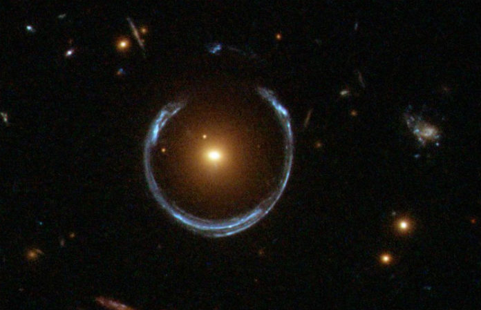 Einsteinův prstenec (ilustrační foto). Credit: ESA/Hubble & NASA