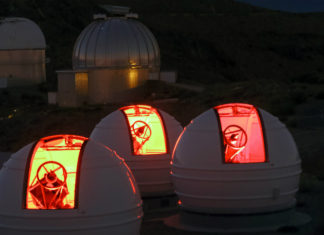 První světlo pro nového lovce exoplanet ExTrA Dalekohledy ExTrA, Kredit: ESO/Emmanuela Rimbaud