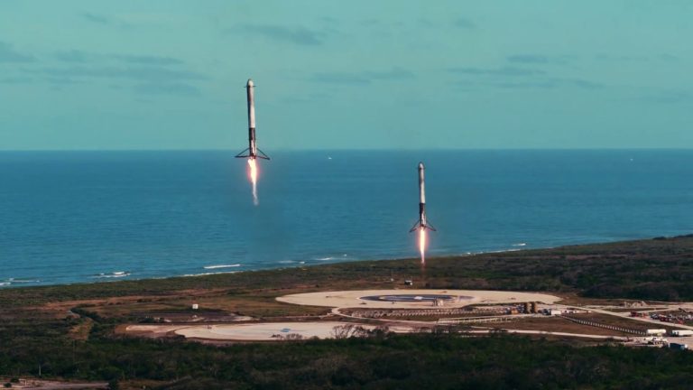 Musíte vidět! SpaceX uveřejnila úžasné video o startu Falconu Heavy i s dopadem centrálního stupně