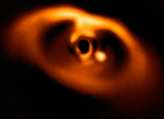 Tohle je skutečná fotografie exoplanety! Přístroj SPHERE objevil mladý a horký svět Exoplaneta PDS 70b. Kredit: ESO/A. Müller et al.