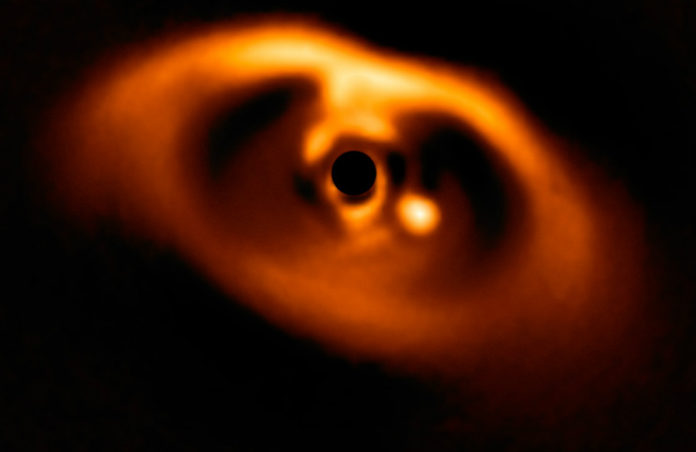 Exoplaneta PDS 70b. Kredit: ESO/A. Müller et al.