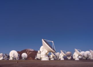 ALMA se zakousla do prachu u mladých hvězd: neptuni jsou všude