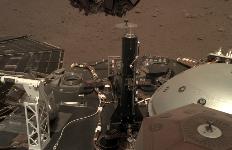 Podívejte se na panoráma z okolí sondy InSight