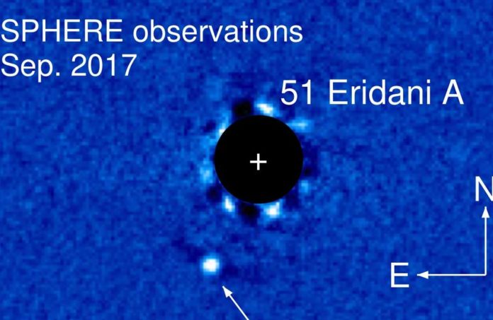 51 Eridani b na snímku z přístroje SPEHERE. Credit: ESO, Maire et al.