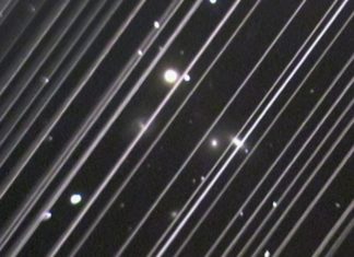 Už nejde jen o sténání amatérů. Zničíte vědu, varuje IAU před Starlinkem a dalšími konstelacemi Skupina galaxií NGC 5353/4 na snímku z Lowell Observatory v Arizoně. Dlouhé světelné stopy na fotografii způsobilo 25 z 60 družic Starlinku. Credit: Victoria Girgis/Lowell Observatory