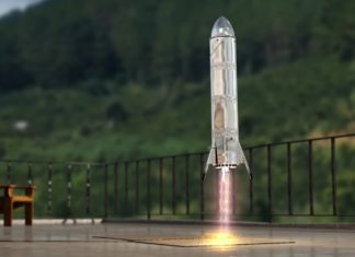 Starship doma! Fanouškovi kosmonautiky přistává na dvorku model Muskovy lodě. Nebo je to jinak?