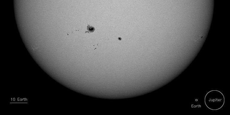 Na Slunci je největší skvrna za poslední roky. Případná erupce může zasáhnout Zemi