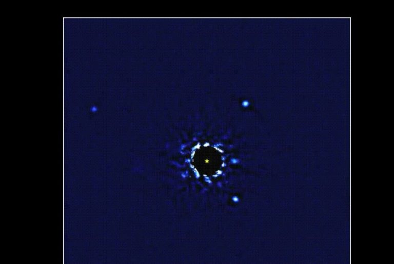 Fantazie. Astronomové změřili rychlost rotace přímo pozorovaných exoplanet u HR 8799