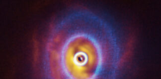 Záhada chaosu v GW Orionis. Astronomové možná objevili první planetu, která obíhá tři hvězdy současně