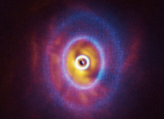 Záhada chaosu v GW Orionis. Astronomové možná objevili první planetu, která obíhá tři hvězdy současně